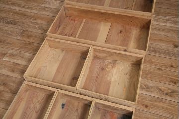 アンティーク家具　ストリップド(剥離)　昭和初期　三方ケヤキ材　前板のデザインが目を惹くチェスト(箪笥・引き出し)(R-039296)