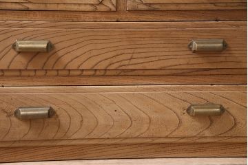 アンティーク家具　ストリップド(剥離)　昭和初期　三方ケヤキ材　前板のデザインが目を惹くチェスト(箪笥・引き出し)(R-039296)