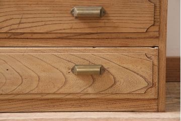 アンティーク家具　ストリップド(剥離)　昭和初期　三方ケヤキ材　前板のデザインが目を惹くチェスト(箪笥・引き出し)(R-039296)