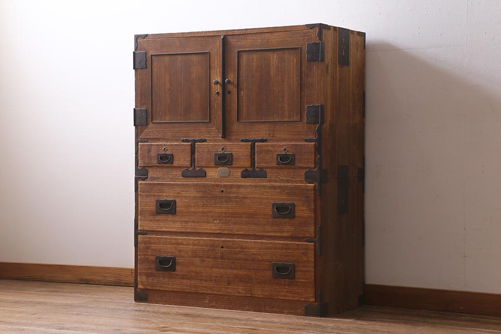 アンティーク家具　和製アンティーク　大正昭和初期　味わい深い総桐材に黒の金具が引き立つ重ね箪笥(衣装箪笥、引き出し、桐箪笥、桐たんす)(R-039302)