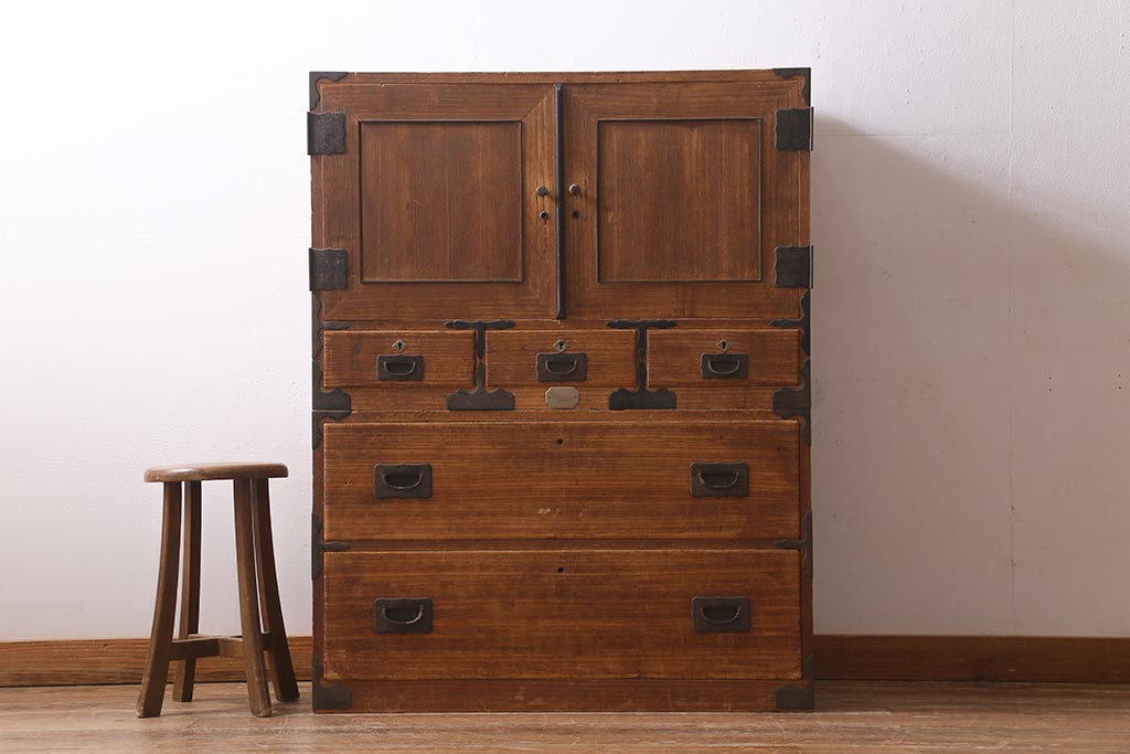 アンティーク家具　和製アンティーク　大正昭和初期　味わい深い総桐材に黒の金具が引き立つ重ね箪笥(衣装箪笥、引き出し、桐箪笥、桐たんす)(R-039302)