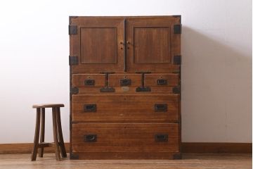 アンティーク家具　和製アンティーク　大正昭和初期　味わい深い総桐材に黒の金具が引き立つ重ね箪笥(衣装箪笥、引き出し、桐箪笥、桐たんす)(R-039302)