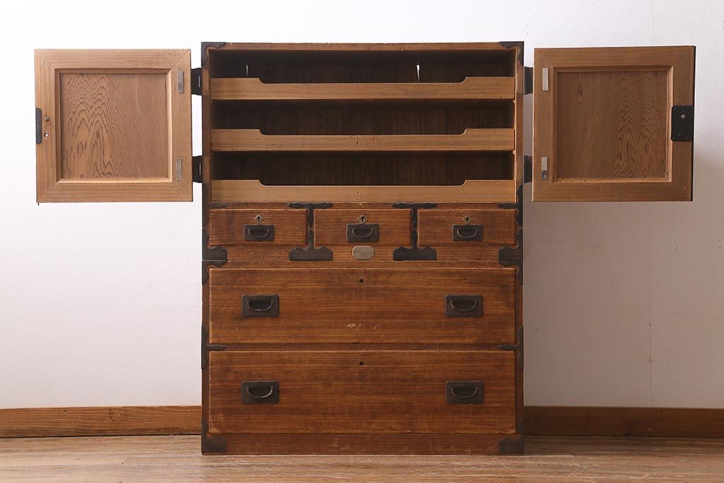 アンティーク家具　和製アンティーク　大正昭和初期　味わい深い総桐材に黒の金具が引き立つ重ね箪笥(衣装箪笥、引き出し、桐箪笥、桐たんす)(R-039302)