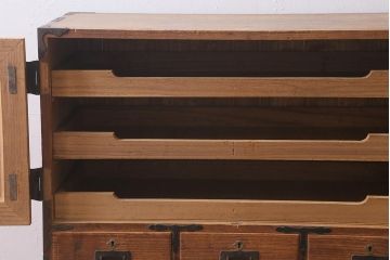 アンティーク家具　和製アンティーク　大正昭和初期　味わい深い総桐材に黒の金具が引き立つ重ね箪笥(衣装箪笥、引き出し、桐箪笥、桐たんす)(R-039302)