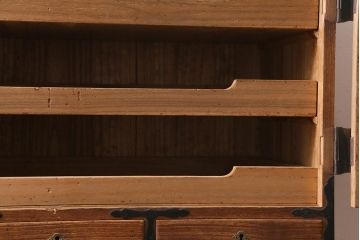 アンティーク家具　和製アンティーク　大正昭和初期　味わい深い総桐材に黒の金具が引き立つ重ね箪笥(衣装箪笥、引き出し、桐箪笥、桐たんす)(R-039302)