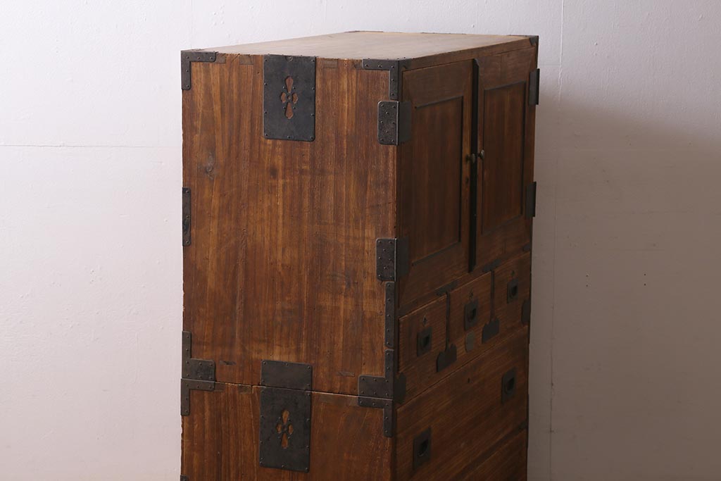 アンティーク家具　和製アンティーク　大正昭和初期　味わい深い総桐材に黒の金具が引き立つ重ね箪笥(衣装箪笥、引き出し、桐箪笥、桐たんす)(R-039302)