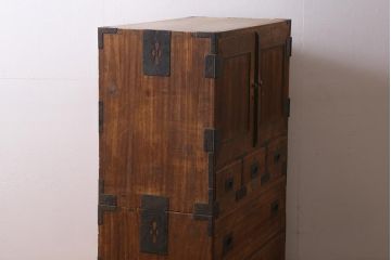 アンティーク家具　和製アンティーク　大正昭和初期　味わい深い総桐材に黒の金具が引き立つ重ね箪笥(衣装箪笥、引き出し、桐箪笥、桐たんす)(R-039302)