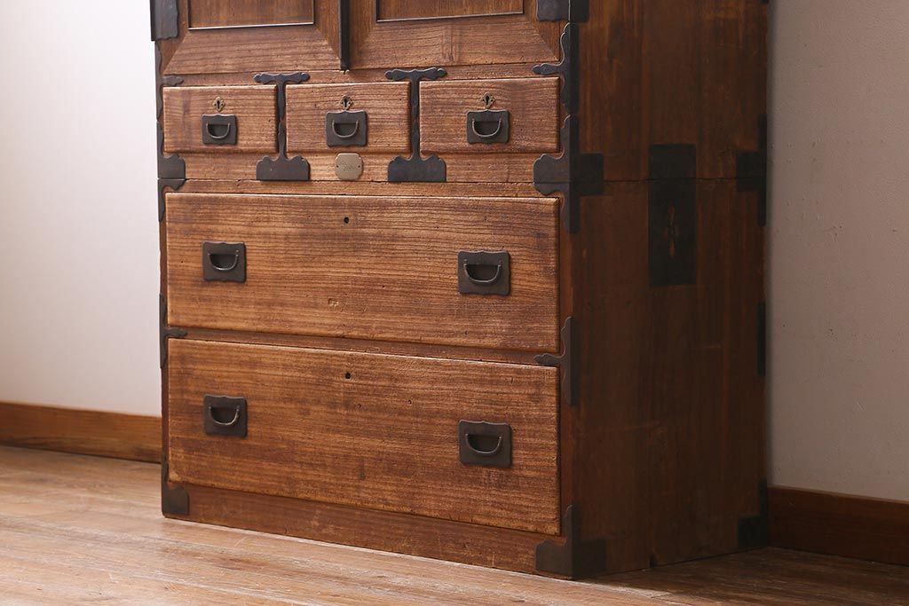 アンティーク家具　和製アンティーク　大正昭和初期　味わい深い総桐材に黒の金具が引き立つ重ね箪笥(衣装箪笥、引き出し、桐箪笥、桐たんす)(R-039302)