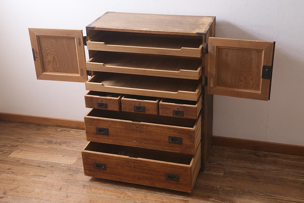 アンティーク家具　和製アンティーク　大正昭和初期　味わい深い総桐材に黒の金具が引き立つ重ね箪笥(衣装箪笥、引き出し、桐箪笥、桐たんす)(R-039302)