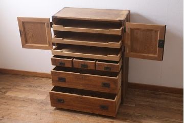 アンティーク家具　和製アンティーク　大正昭和初期　味わい深い総桐材に黒の金具が引き立つ重ね箪笥(衣装箪笥、引き出し、桐箪笥、桐たんす)(R-039302)