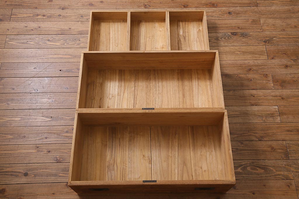 アンティーク家具　和製アンティーク　大正昭和初期　味わい深い総桐材に黒の金具が引き立つ重ね箪笥(衣装箪笥、引き出し、桐箪笥、桐たんす)(R-039302)