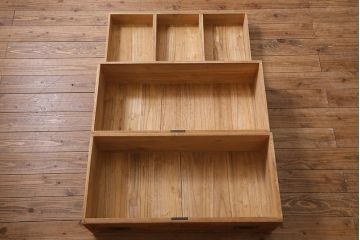 アンティーク家具　和製アンティーク　大正昭和初期　味わい深い総桐材に黒の金具が引き立つ重ね箪笥(衣装箪笥、引き出し、桐箪笥、桐たんす)(R-039302)