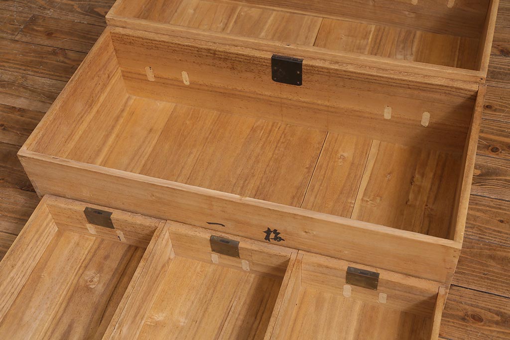 アンティーク家具　和製アンティーク　大正昭和初期　味わい深い総桐材に黒の金具が引き立つ重ね箪笥(衣装箪笥、引き出し、桐箪笥、桐たんす)(R-039302)