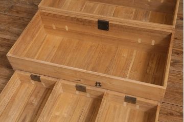 アンティーク家具　和製アンティーク　大正昭和初期　味わい深い総桐材に黒の金具が引き立つ重ね箪笥(衣装箪笥、引き出し、桐箪笥、桐たんす)(R-039302)