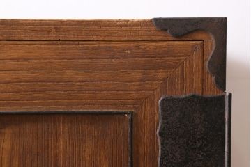 アンティーク家具　和製アンティーク　大正昭和初期　味わい深い総桐材に黒の金具が引き立つ重ね箪笥(衣装箪笥、引き出し、桐箪笥、桐たんす)(R-039302)