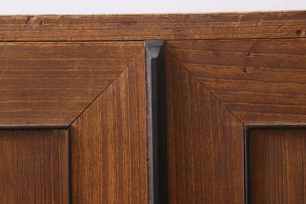 アンティーク家具　和製アンティーク　大正昭和初期　味わい深い総桐材に黒の金具が引き立つ重ね箪笥(衣装箪笥、引き出し、桐箪笥、桐たんす)(R-039302)