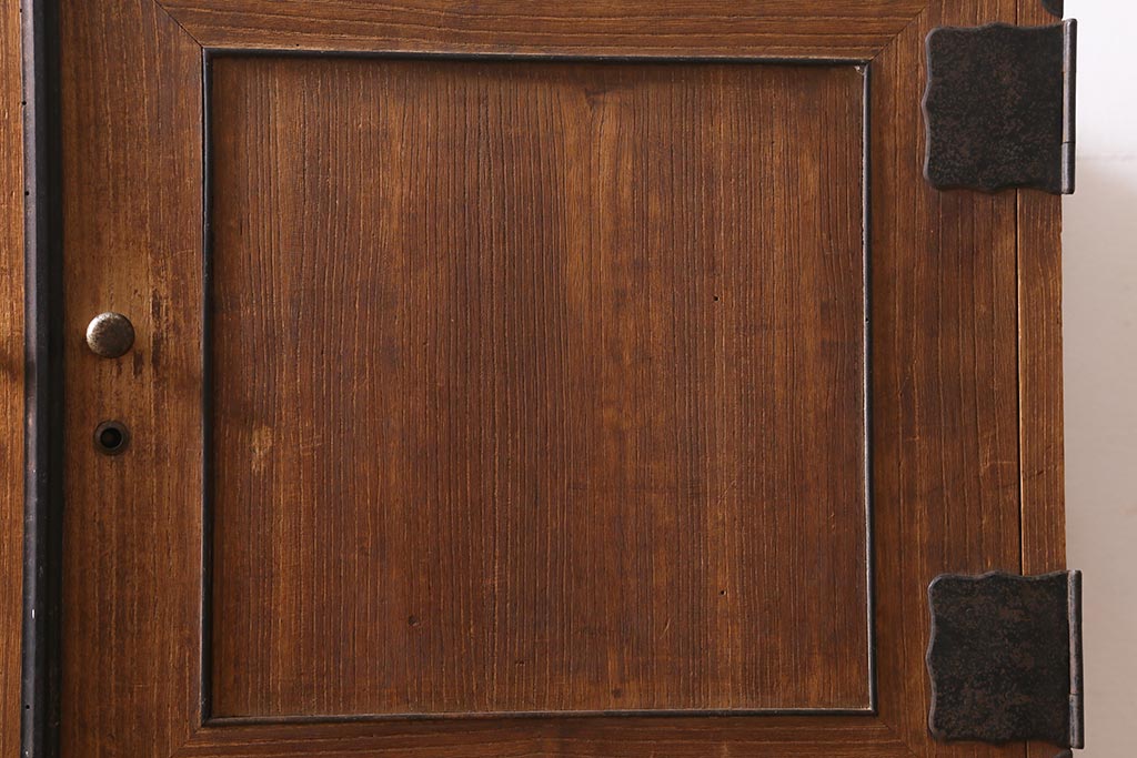 アンティーク家具　和製アンティーク　大正昭和初期　味わい深い総桐材に黒の金具が引き立つ重ね箪笥(衣装箪笥、引き出し、桐箪笥、桐たんす)(R-039302)