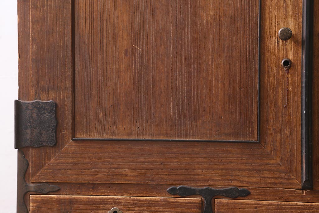 アンティーク家具　和製アンティーク　大正昭和初期　味わい深い総桐材に黒の金具が引き立つ重ね箪笥(衣装箪笥、引き出し、桐箪笥、桐たんす)(R-039302)