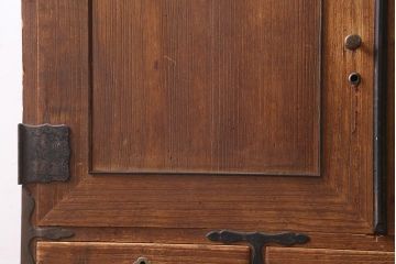 アンティーク家具　和製アンティーク　大正昭和初期　味わい深い総桐材に黒の金具が引き立つ重ね箪笥(衣装箪笥、引き出し、桐箪笥、桐たんす)(R-039302)