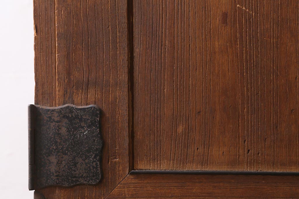 アンティーク家具　和製アンティーク　大正昭和初期　味わい深い総桐材に黒の金具が引き立つ重ね箪笥(衣装箪笥、引き出し、桐箪笥、桐たんす)(R-039302)