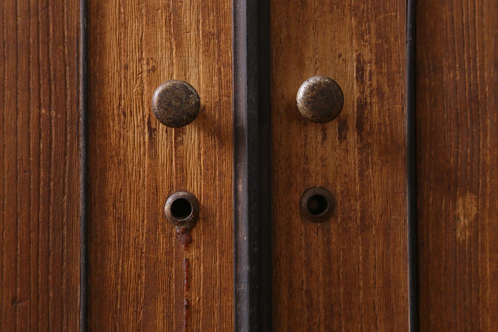 アンティーク家具　和製アンティーク　大正昭和初期　味わい深い総桐材に黒の金具が引き立つ重ね箪笥(衣装箪笥、引き出し、桐箪笥、桐たんす)(R-039302)