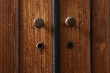 アンティーク家具　和製アンティーク　大正昭和初期　味わい深い総桐材に黒の金具が引き立つ重ね箪笥(衣装箪笥、引き出し、桐箪笥、桐たんす)(R-039302)