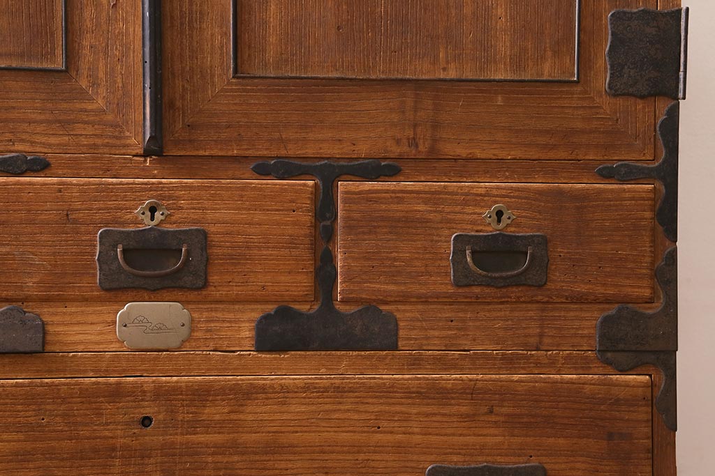 アンティーク家具　和製アンティーク　大正昭和初期　味わい深い総桐材に黒の金具が引き立つ重ね箪笥(衣装箪笥、引き出し、桐箪笥、桐たんす)(R-039302)