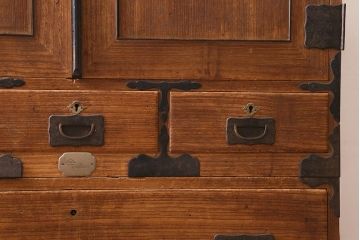 アンティーク家具　和製アンティーク　大正昭和初期　味わい深い総桐材に黒の金具が引き立つ重ね箪笥(衣装箪笥、引き出し、桐箪笥、桐たんす)(R-039302)