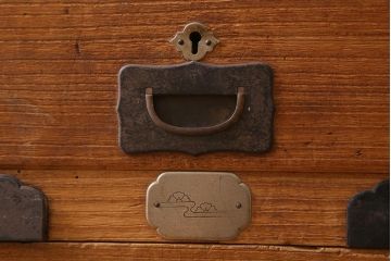 アンティーク家具　和製アンティーク　大正昭和初期　味わい深い総桐材に黒の金具が引き立つ重ね箪笥(衣装箪笥、引き出し、桐箪笥、桐たんす)(R-039302)