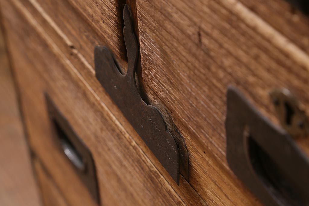 アンティーク家具　和製アンティーク　大正昭和初期　味わい深い総桐材に黒の金具が引き立つ重ね箪笥(衣装箪笥、引き出し、桐箪笥、桐たんす)(R-039302)