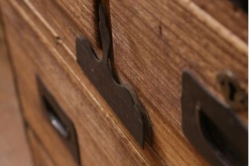 アンティーク家具　和製アンティーク　大正昭和初期　味わい深い総桐材に黒の金具が引き立つ重ね箪笥(衣装箪笥、引き出し、桐箪笥、桐たんす)(R-039302)