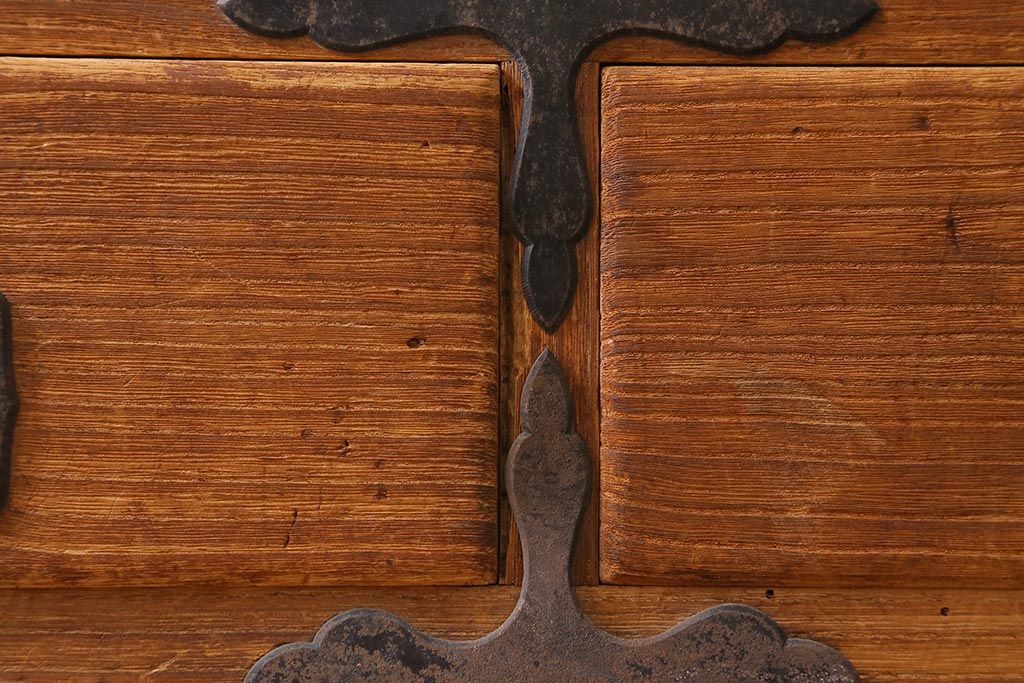 アンティーク家具　和製アンティーク　大正昭和初期　味わい深い総桐材に黒の金具が引き立つ重ね箪笥(衣装箪笥、引き出し、桐箪笥、桐たんす)(R-039302)