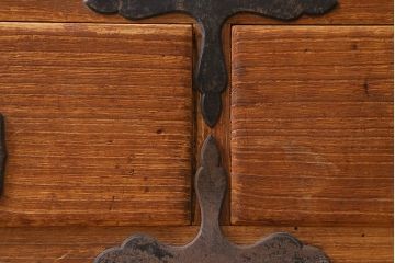 アンティーク家具　和製アンティーク　大正昭和初期　味わい深い総桐材に黒の金具が引き立つ重ね箪笥(衣装箪笥、引き出し、桐箪笥、桐たんす)(R-039302)