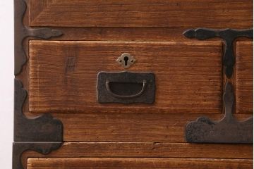 アンティーク家具　和製アンティーク　大正昭和初期　味わい深い総桐材に黒の金具が引き立つ重ね箪笥(衣装箪笥、引き出し、桐箪笥、桐たんす)(R-039302)