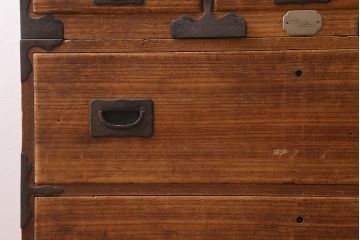 アンティーク家具　和製アンティーク　大正昭和初期　味わい深い総桐材に黒の金具が引き立つ重ね箪笥(衣装箪笥、引き出し、桐箪笥、桐たんす)(R-039302)