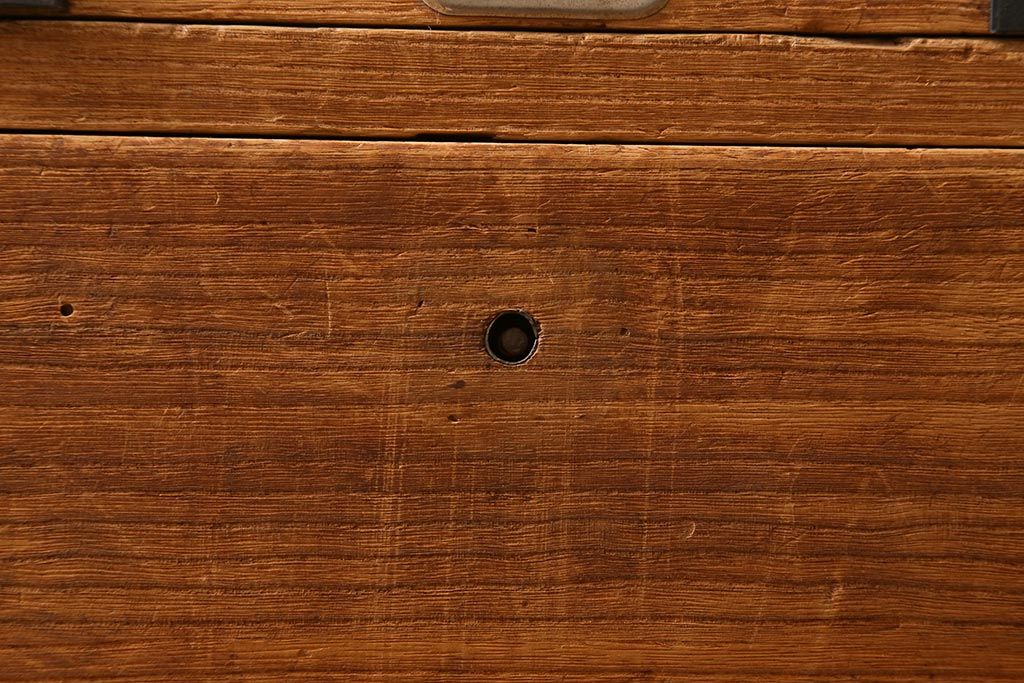 アンティーク家具　和製アンティーク　大正昭和初期　味わい深い総桐材に黒の金具が引き立つ重ね箪笥(衣装箪笥、引き出し、桐箪笥、桐たんす)(R-039302)