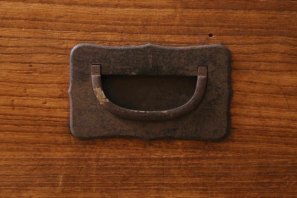 アンティーク家具　和製アンティーク　大正昭和初期　味わい深い総桐材に黒の金具が引き立つ重ね箪笥(衣装箪笥、引き出し、桐箪笥、桐たんす)(R-039302)