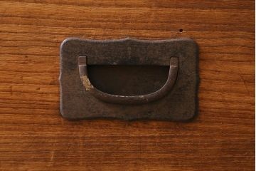 アンティーク家具　和製アンティーク　大正昭和初期　味わい深い総桐材に黒の金具が引き立つ重ね箪笥(衣装箪笥、引き出し、桐箪笥、桐たんす)(R-039302)