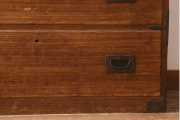 アンティーク家具　和製アンティーク　大正昭和初期　味わい深い総桐材に黒の金具が引き立つ重ね箪笥(衣装箪笥、引き出し、桐箪笥、桐たんす)(R-039302)