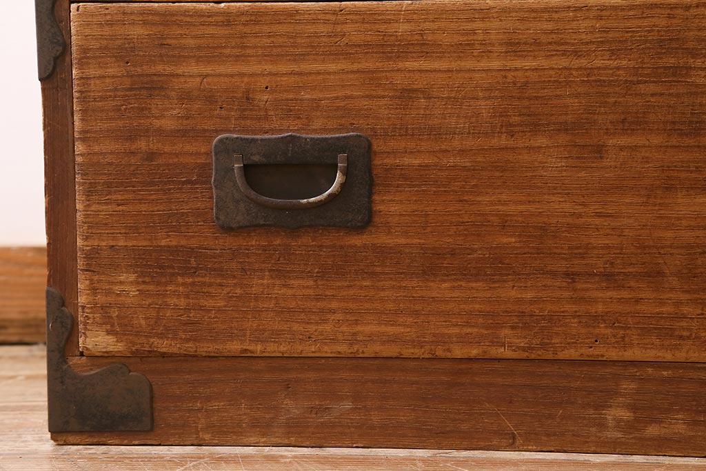 アンティーク家具　和製アンティーク　大正昭和初期　味わい深い総桐材に黒の金具が引き立つ重ね箪笥(衣装箪笥、引き出し、桐箪笥、桐たんす)(R-039302)