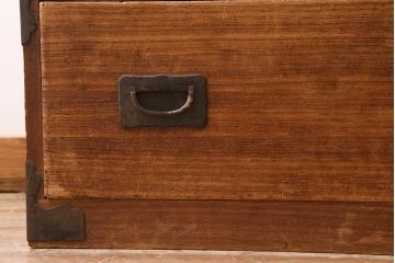 アンティーク家具　和製アンティーク　大正昭和初期　味わい深い総桐材に黒の金具が引き立つ重ね箪笥(衣装箪笥、引き出し、桐箪笥、桐たんす)(R-039302)