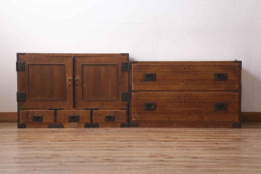 アンティーク家具　和製アンティーク　大正昭和初期　味わい深い総桐材に黒の金具が引き立つ重ね箪笥(衣装箪笥、引き出し、桐箪笥、桐たんす)(R-039302)