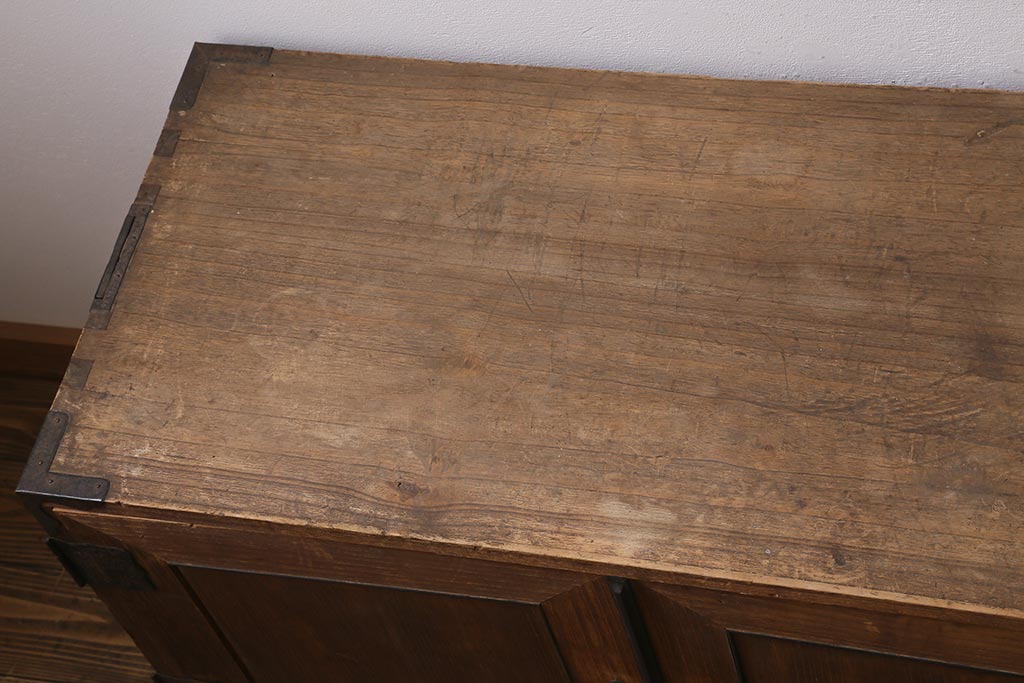 アンティーク家具　和製アンティーク　大正昭和初期　味わい深い総桐材に黒の金具が引き立つ重ね箪笥(衣装箪笥、引き出し、桐箪笥、桐たんす)(R-039302)