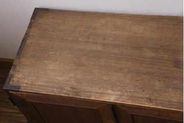 アンティーク家具　和製アンティーク　大正昭和初期　味わい深い総桐材に黒の金具が引き立つ重ね箪笥(衣装箪笥、引き出し、桐箪笥、桐たんす)(R-039302)