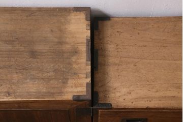 アンティーク家具　和製アンティーク　大正昭和初期　味わい深い総桐材に黒の金具が引き立つ重ね箪笥(衣装箪笥、引き出し、桐箪笥、桐たんす)(R-039302)