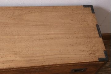 アンティーク家具　和製アンティーク　大正昭和初期　味わい深い総桐材に黒の金具が引き立つ重ね箪笥(衣装箪笥、引き出し、桐箪笥、桐たんす)(R-039302)