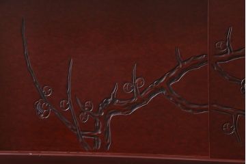 ヴィンテージ家具　工芸家具　鎌倉彫り　梅の彫刻が目を惹く漆塗りの茶棚(飾り棚、収納棚、ビンテージ)(R-039304)