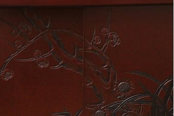 ヴィンテージ家具　工芸家具　鎌倉彫り　梅の彫刻が目を惹く漆塗りの茶棚(飾り棚、収納棚、ビンテージ)(R-039304)