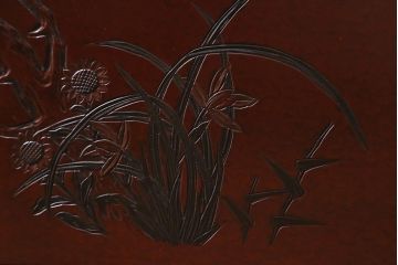 ヴィンテージ家具　工芸家具　鎌倉彫り　梅の彫刻が目を惹く漆塗りの茶棚(飾り棚、収納棚、ビンテージ)(R-039304)