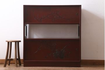 ヴィンテージ家具　工芸家具　鎌倉彫り　梅の彫刻が目を惹く漆塗りの茶棚(飾り棚、収納棚、ビンテージ)(R-039304)